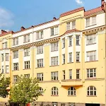 Luxury Pink Suite, Autohalli