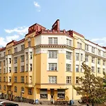 Luxury Pink Suite, Autohalli