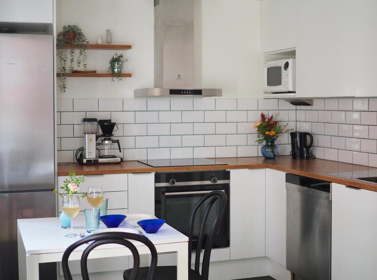 Huoneisto Oceanic & Trendy Two Bedroom With Free Parking