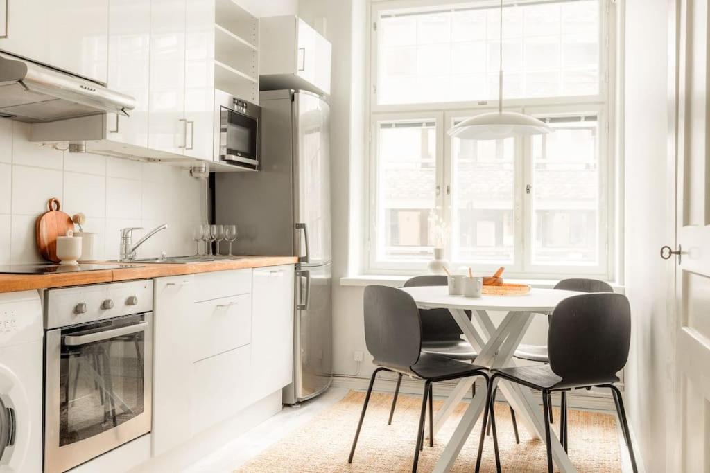Huoneisto Downtown Light-filled Retreat *