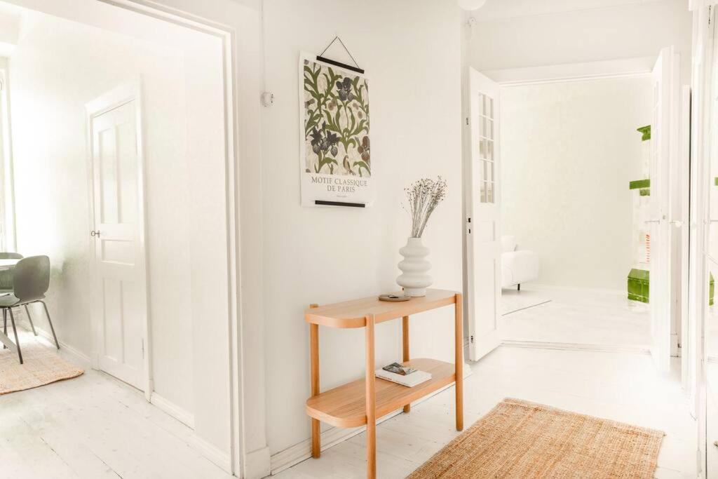Huoneisto Downtown Light-filled Retreat