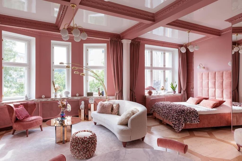 Luxury Pink Suite, Autohalli