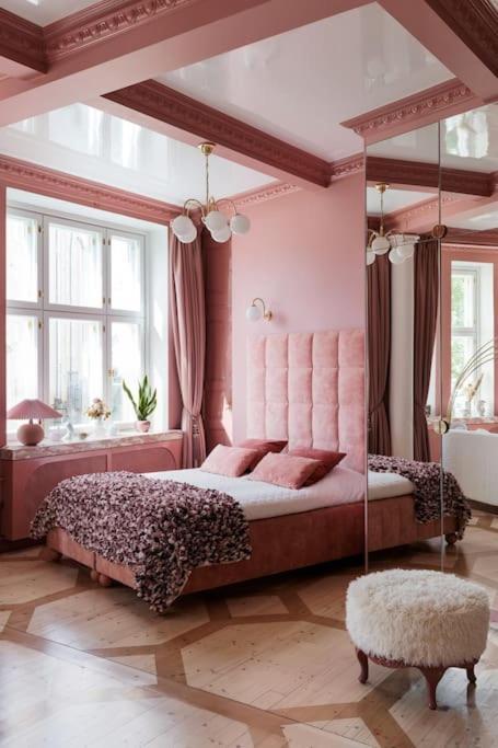 Luxury Pink Suite, Autohalli Huoneisto