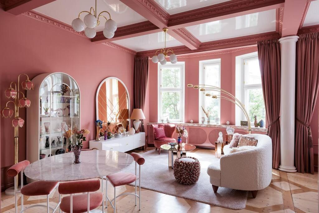 Luxury Pink Suite, Autohalli Helsinki