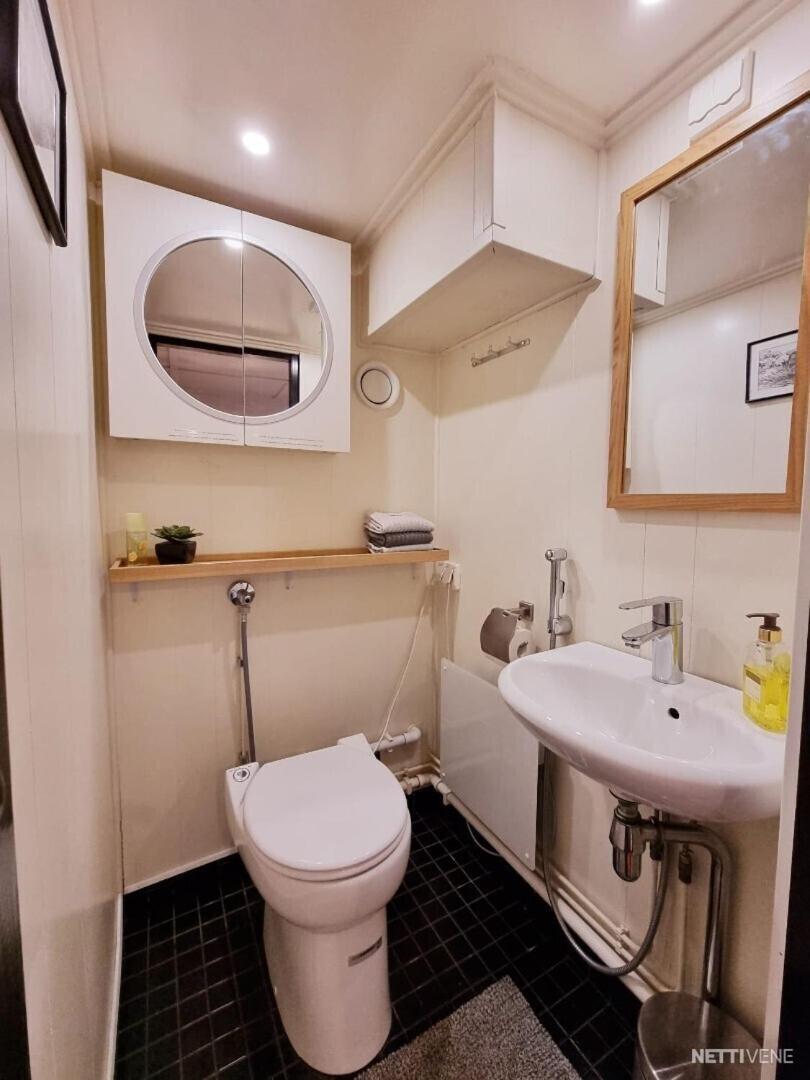 Spacious Dutch Houseboat Laivamajoitukset