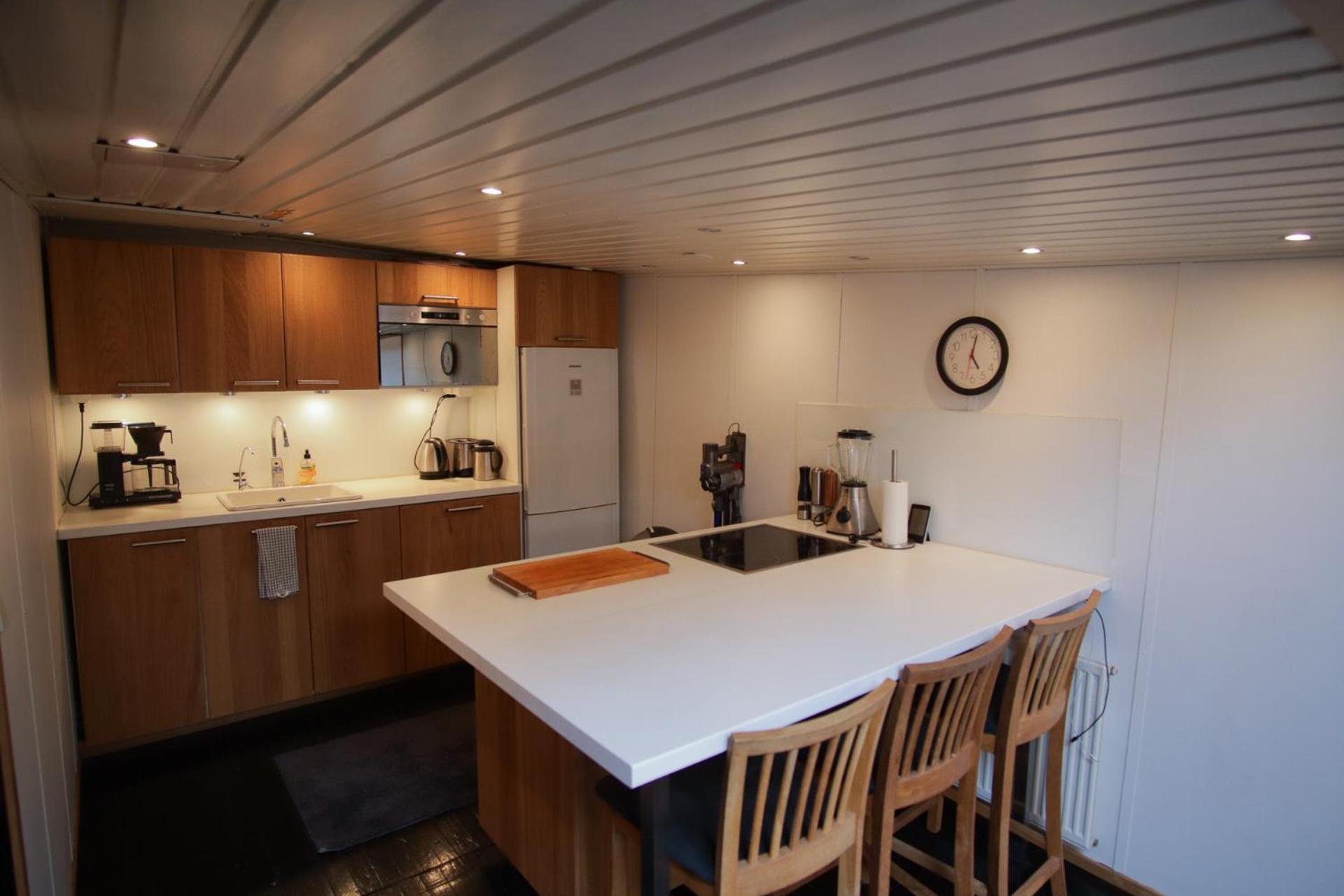 Spacious Dutch Houseboat Laivamajoitukset