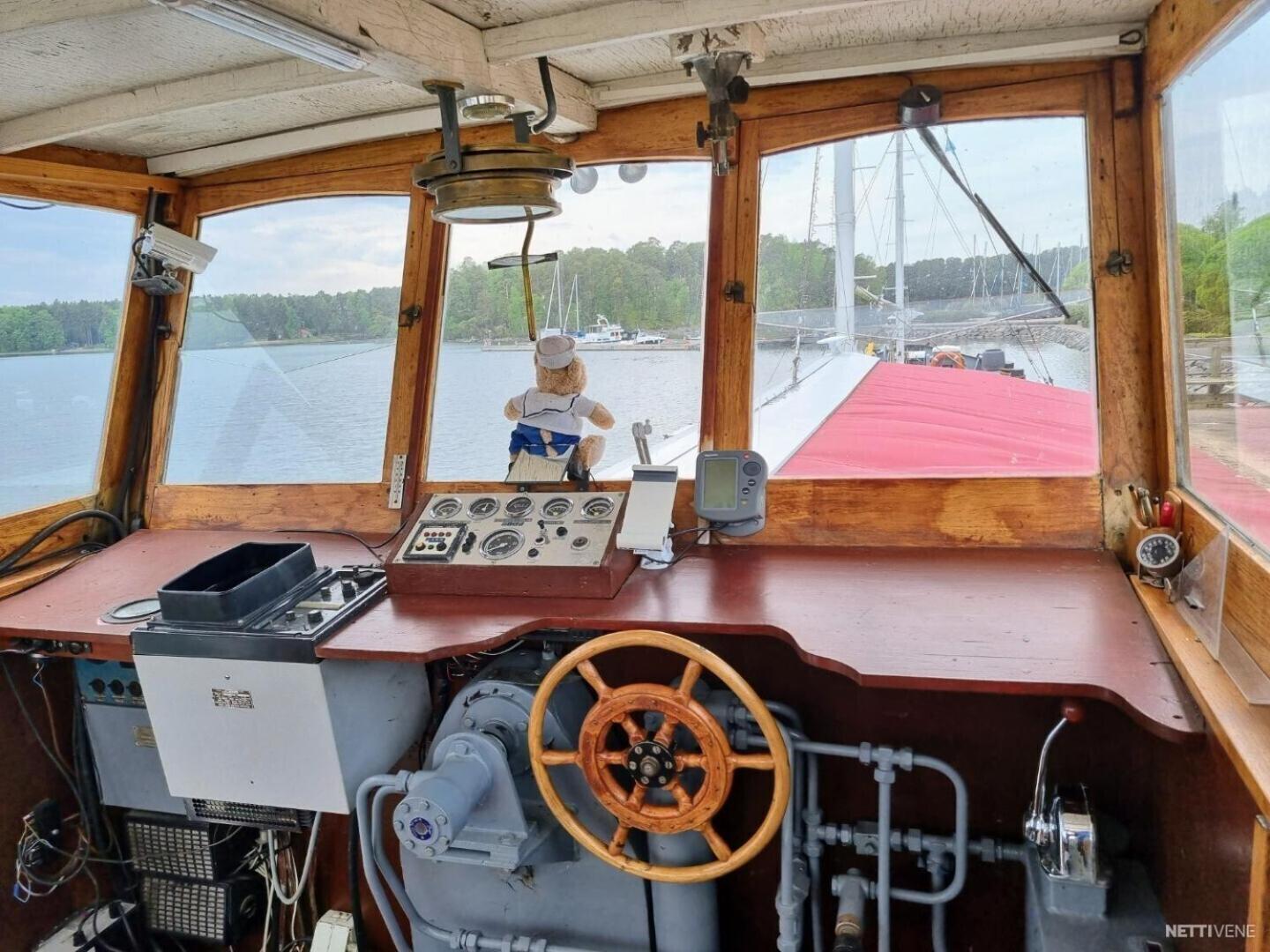 Spacious Dutch Houseboat *