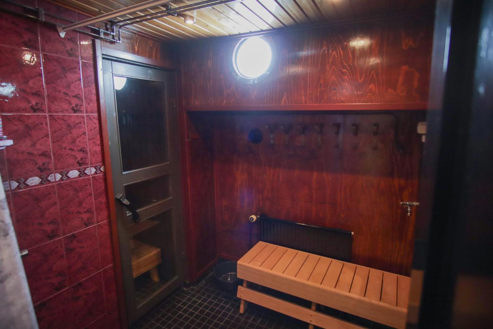 Laivamajoitukset Spacious Dutch Houseboat