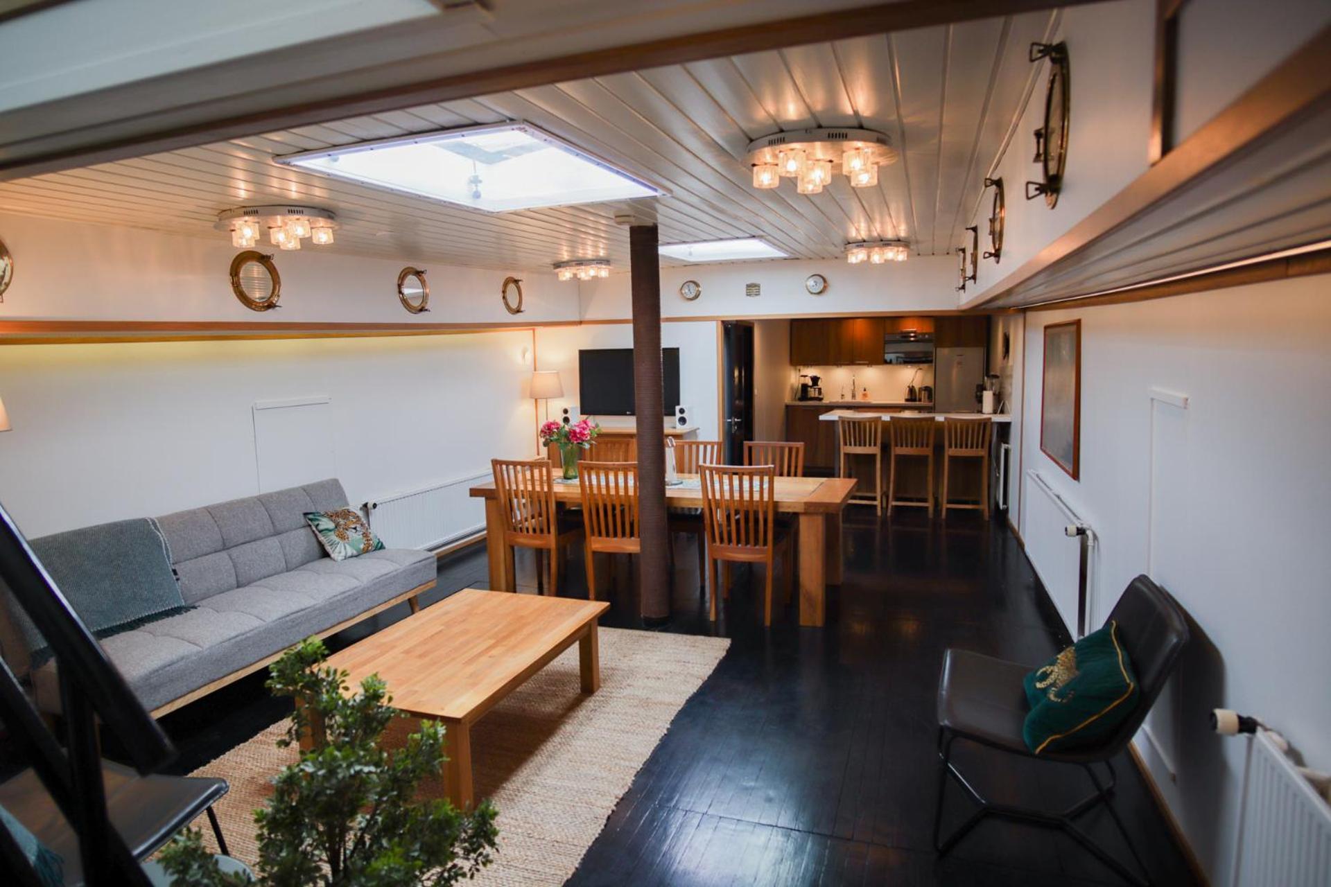 Laivamajoitukset Spacious Dutch Houseboat *