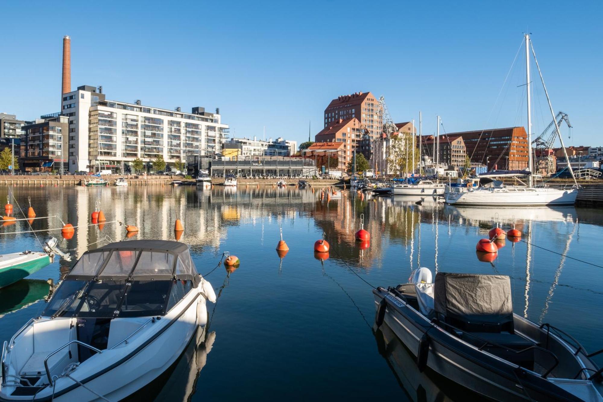 Spacious 2 Bedrooms Middle Of The Huoneisto *