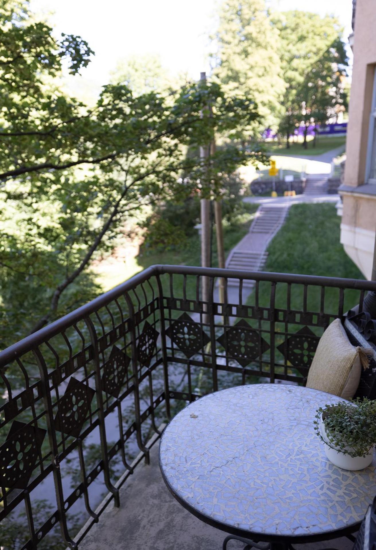 2ndhomes 2br Center With Balcony & Park View