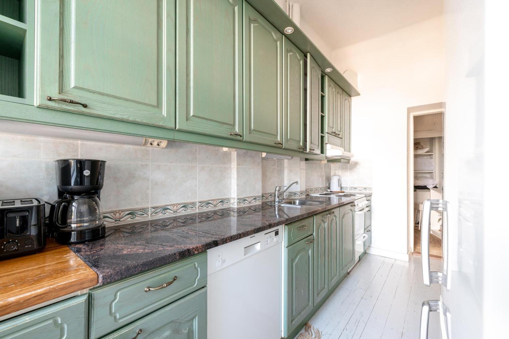2ndhomes 2br Center With Balcony & Park View