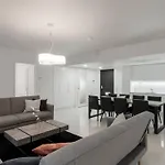 Sleek And Spacious 3 Bedroom Apartment In City Centre