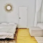1Br Demure Design Urban Living Space