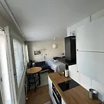 Tyylikaes Yksioe Kalliossa