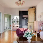 Lovely Vintage Suite, Autohalli