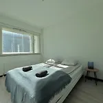 Stay With Locals - Shared Apartment Homestay