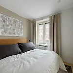 Modern 2Br Downtown, Private Sauna, Workspace