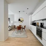 Modern 2Br Downtown, Private Sauna, Workspace