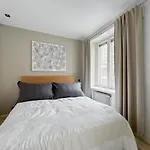 Modern 2Br Downtown, Private Sauna, Workspace