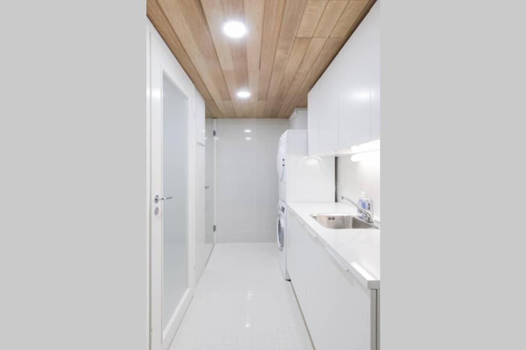 Sleek And Spacious 3 Bedroom In Centre Huoneisto