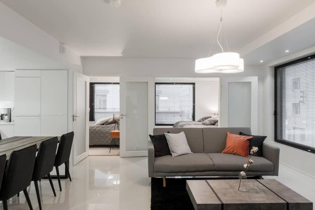 Sleek And Spacious 3 Bedroom In Centre Huoneisto