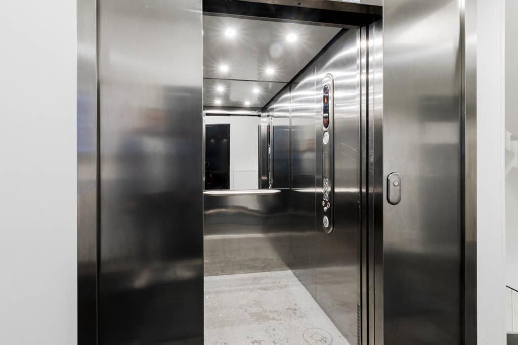Huoneisto Sleek And Spacious 3 Bedroom In Centre