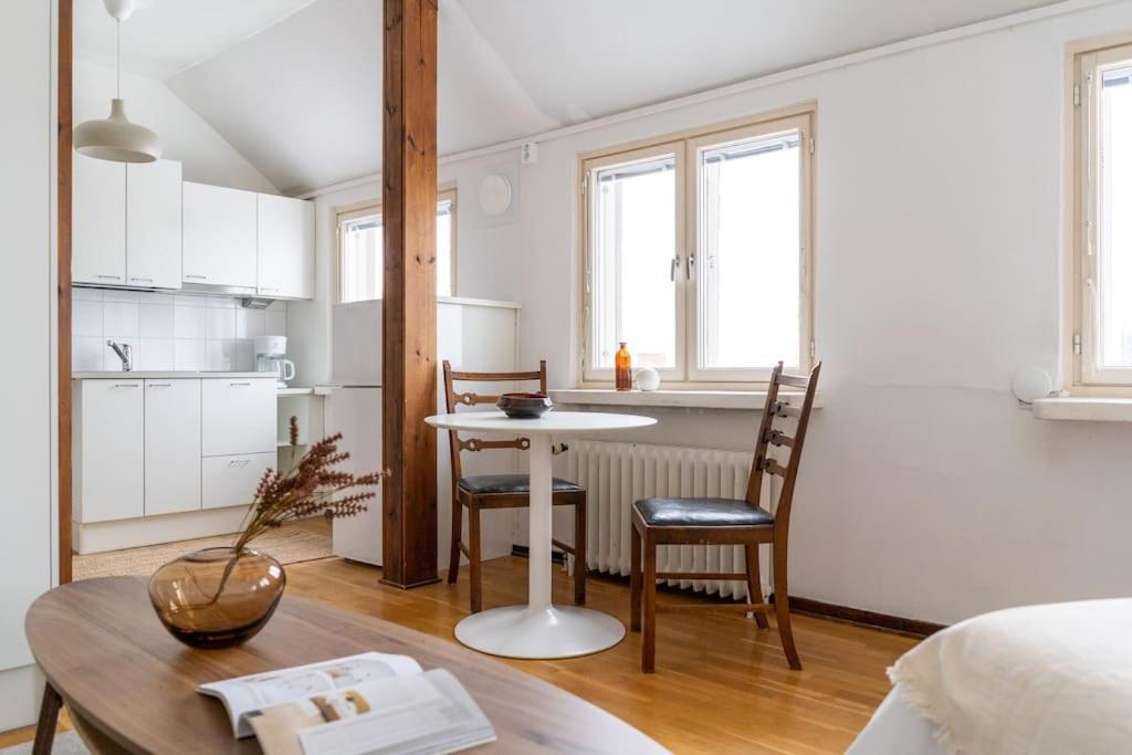 Upper Floor Studio With A Sea View Huoneisto