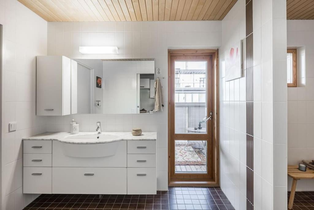 Spacious With Four Terrace, Sauna, Sea View Huoneisto Helsinki