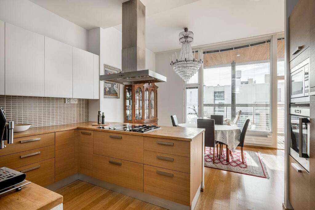 Huoneisto Spacious With Four Terrace, Sauna, Sea View