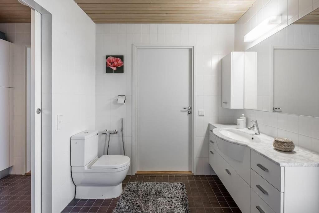 Huoneisto Spacious With Four Terrace, Sauna, Sea View