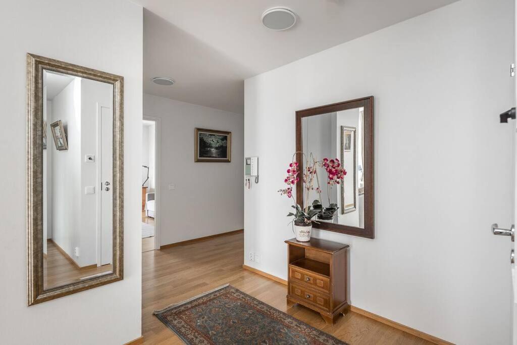 Spacious With Four Terrace, Sauna, Sea View Huoneisto