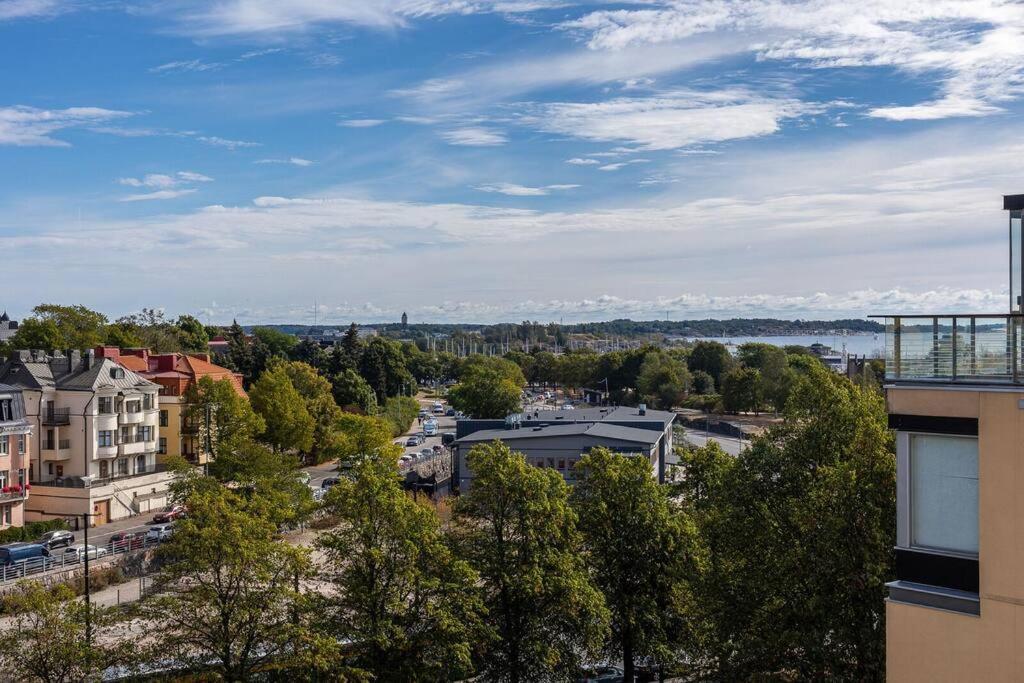 Huoneisto Spacious With Four Terrace, Sauna, Sea View