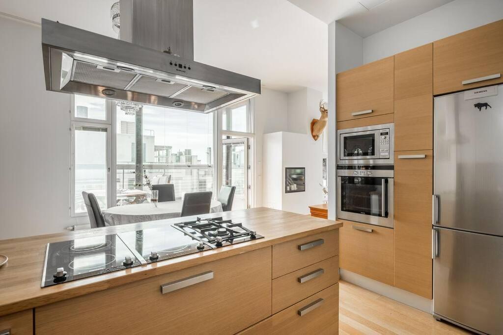 Spacious With Four Terrace, Sauna, Sea View Huoneisto *