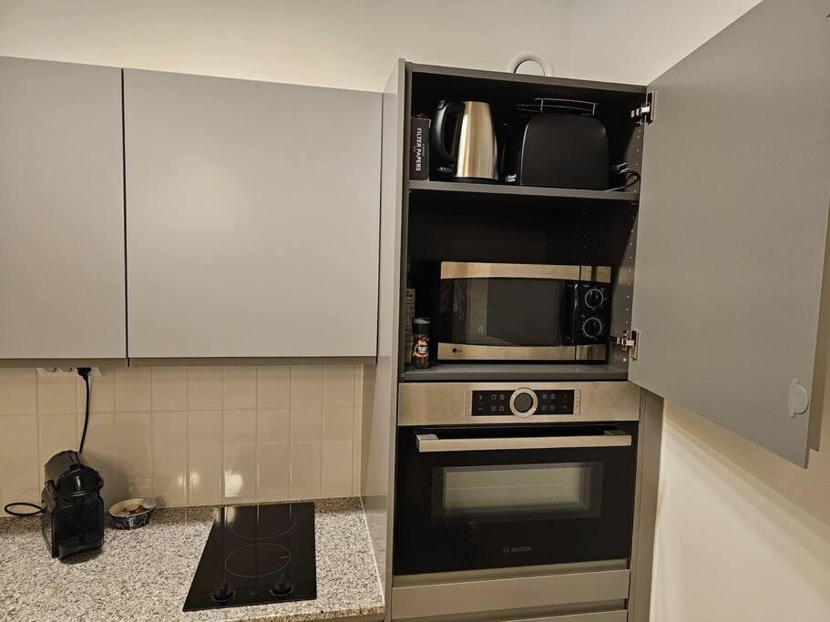 Urban Oasis - Two Bedrooms - Balcony - Nearby Metro Huoneisto *