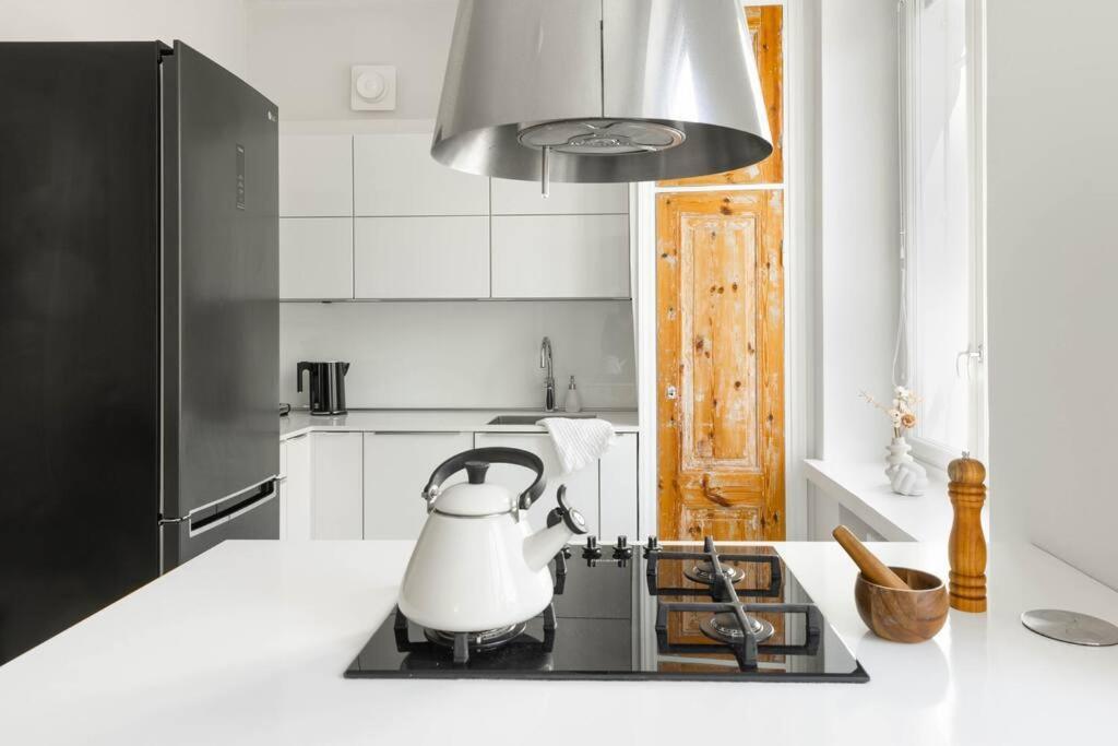 Airy And Bright One-bedroom Huoneisto *