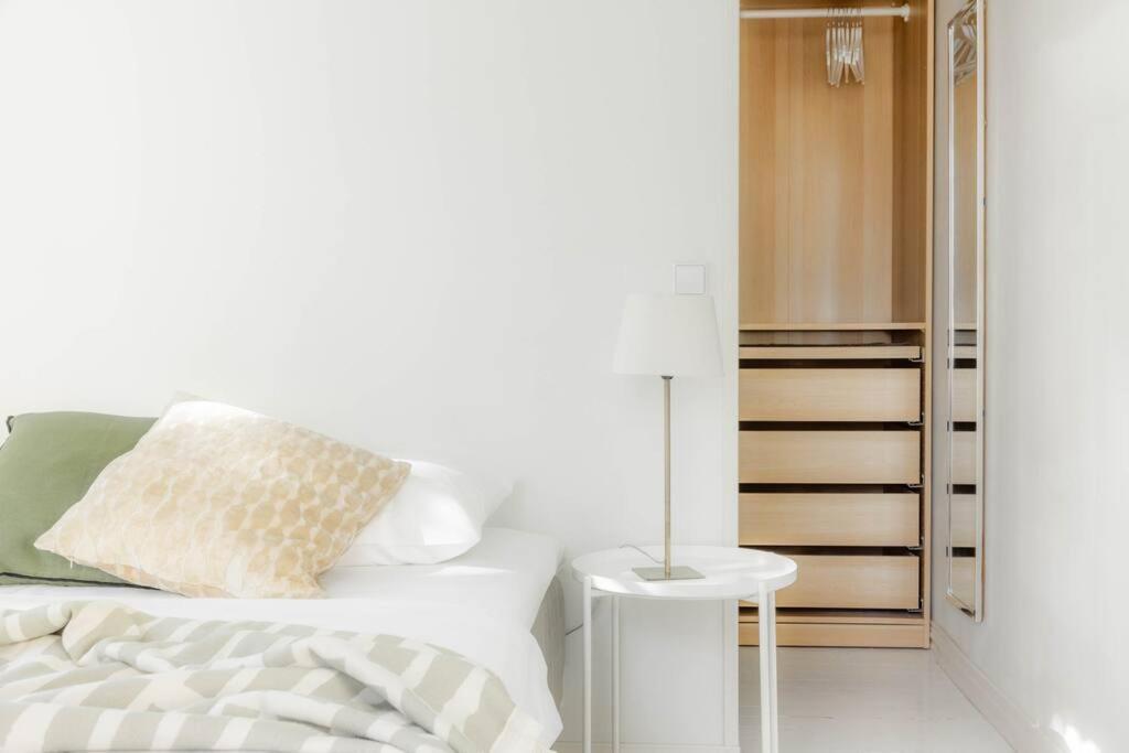 Huoneisto Airy And Bright One-bedroom
