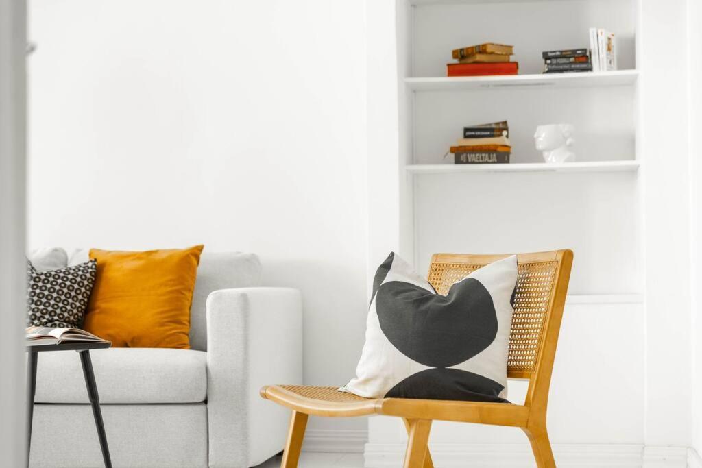 Airy And Bright One-bedroom Huoneisto *