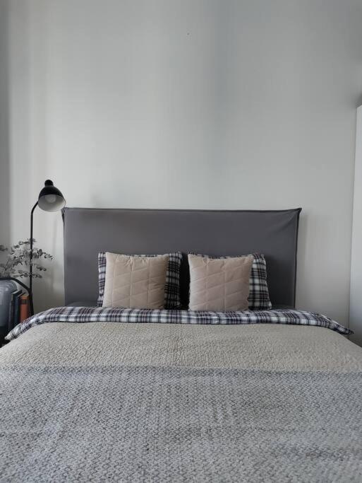 Top-floor Studio, Near Park & Sea, Great Transit Huoneisto