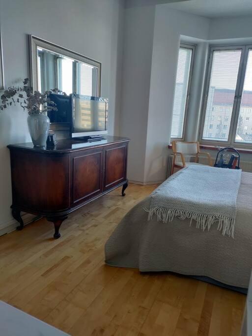 Top-floor Studio, Near Park & Sea, Great Transit Huoneisto *