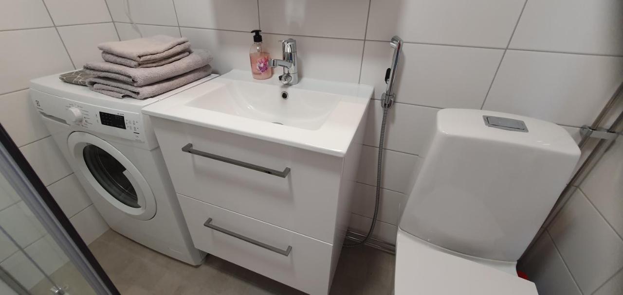 Floor 51m2, Balcony, 150 M Wifi, Free Own Parking Place, 300m Metro * Helsinki