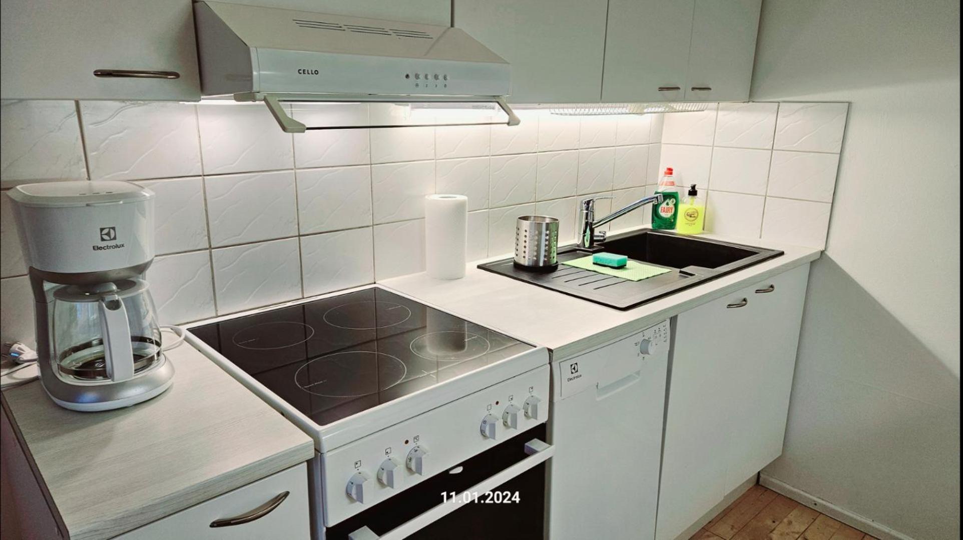 Floor 51m2, Balcony, 150 M Wifi, Free Own Parking Place, 300m Metro Huoneisto Helsinki