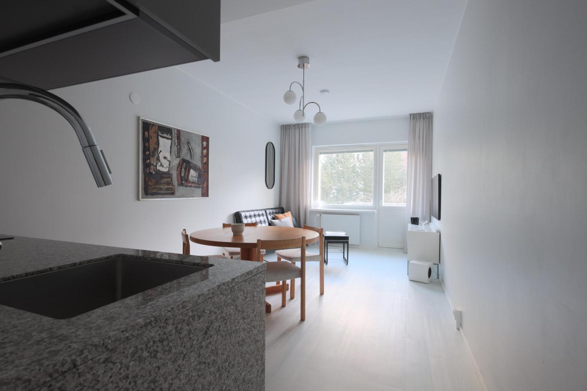 Urban Oasis - Two Bedrooms - Balcony - Nearby Metro *