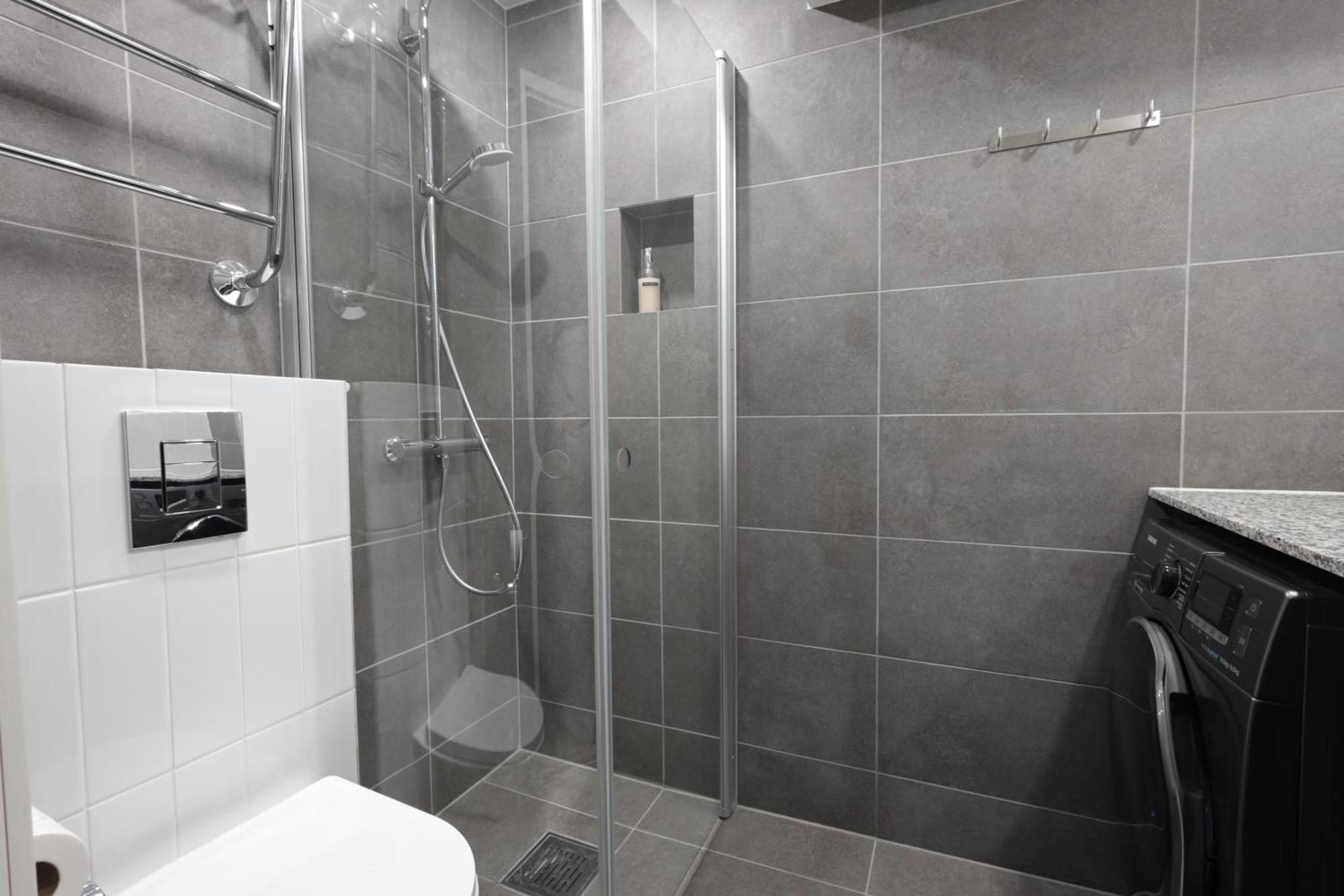 Urban Oasis - Two Bedrooms - Balcony - Nearby Metro Huoneisto