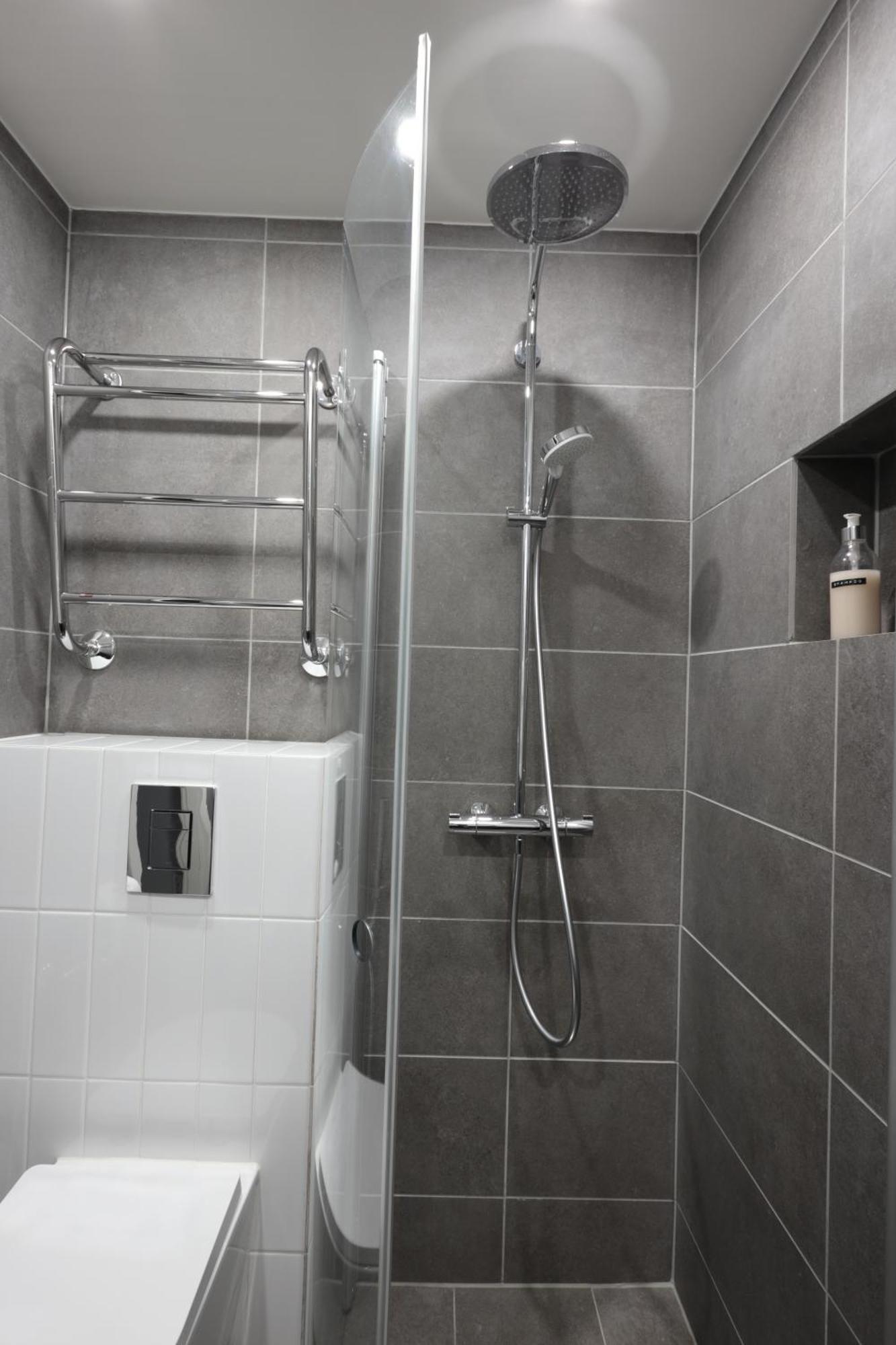 Urban Oasis - Two Bedrooms - Balcony - Nearby Metro *