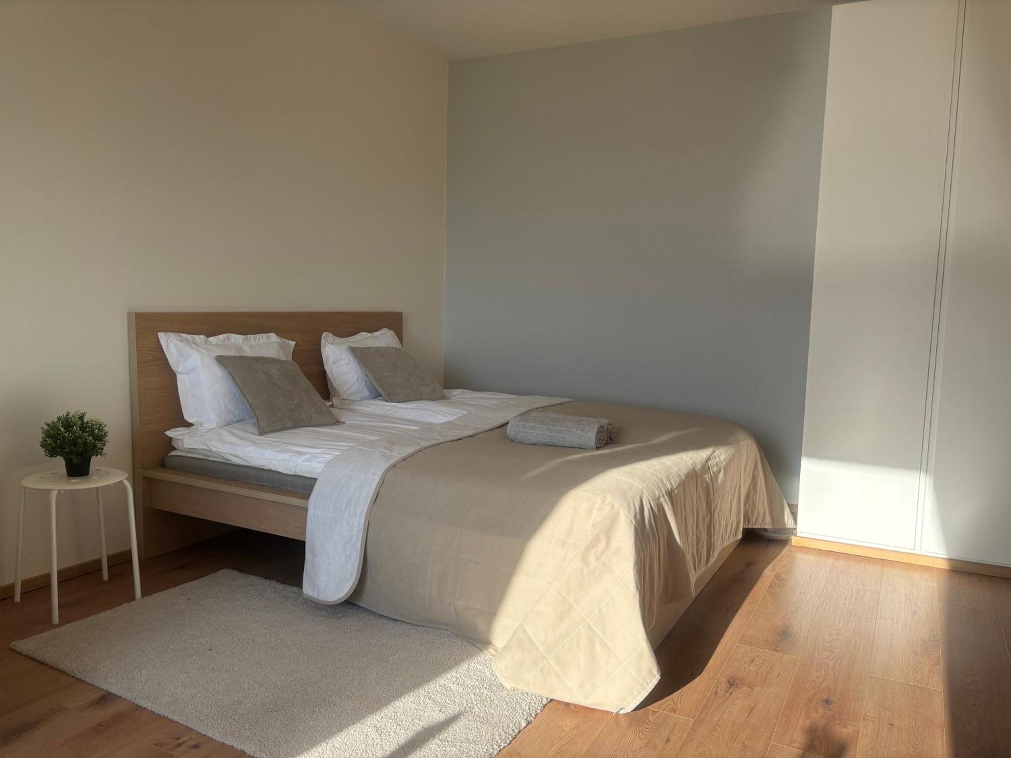 Huoneisto Modern Studio, Private Free Parking ,near Metro