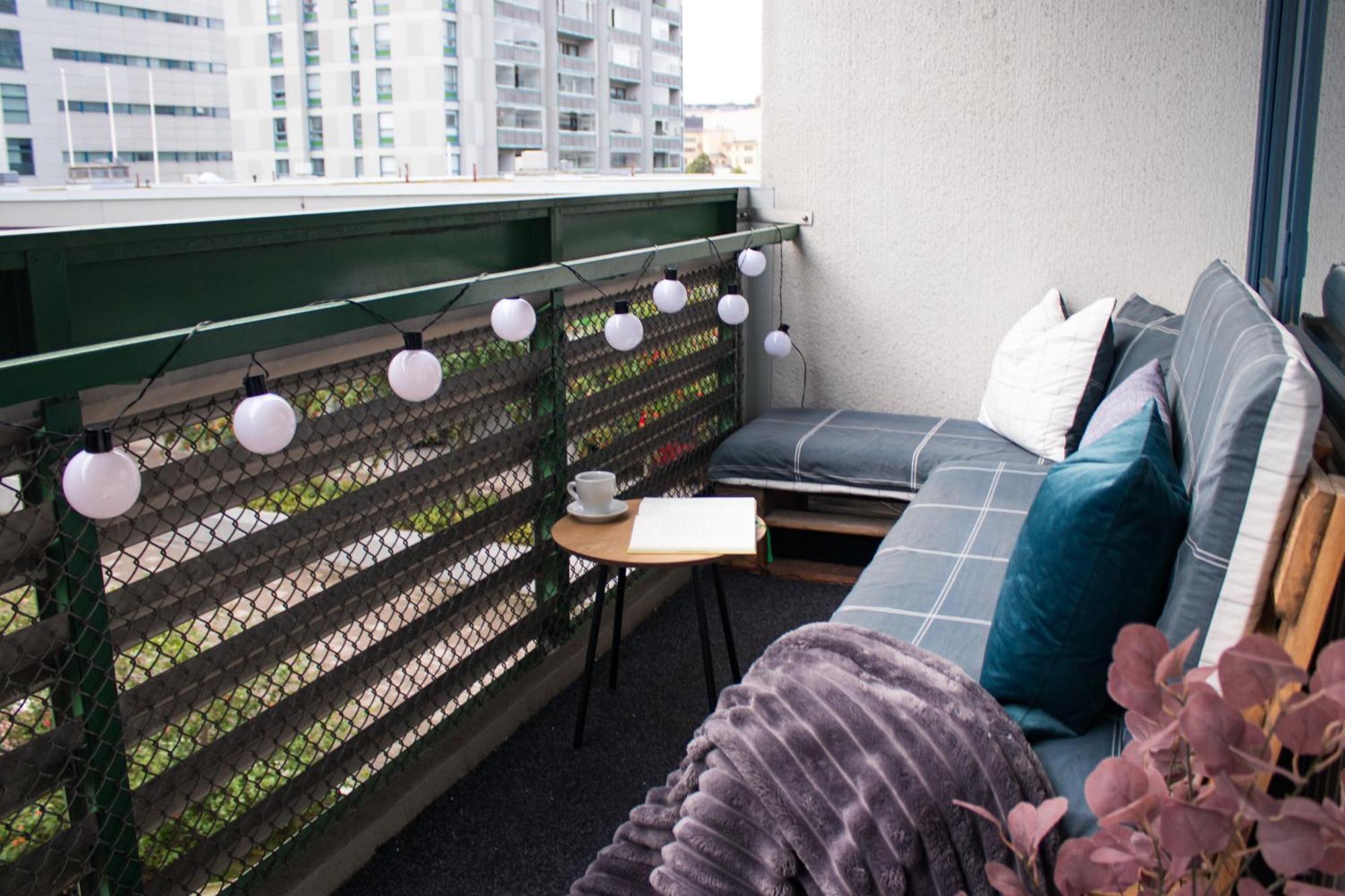 Stylish Urban Escape In Huoneisto