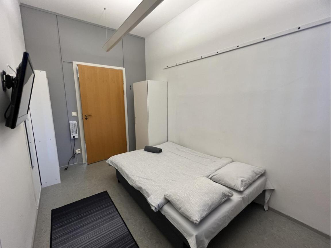 Hostelli Office House Services 218 *