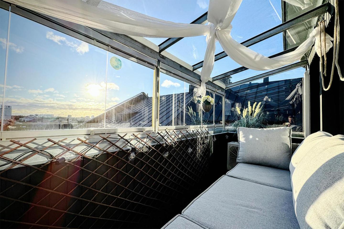 Skyroom - Sauna, Family-friendly & Skyline Views *
