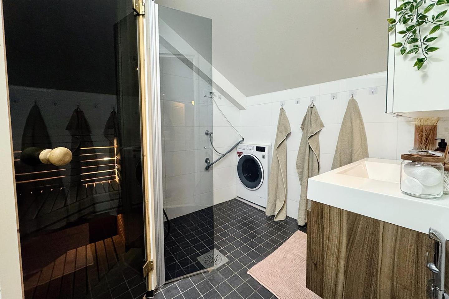 Skyroom - Sauna, Family-friendly & Skyline Views Huoneisto